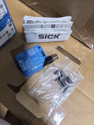 SICK WL12L - 2B520 เครื่องตรวจจับแสงไฟฟ้าที่สะท้อนกลับ